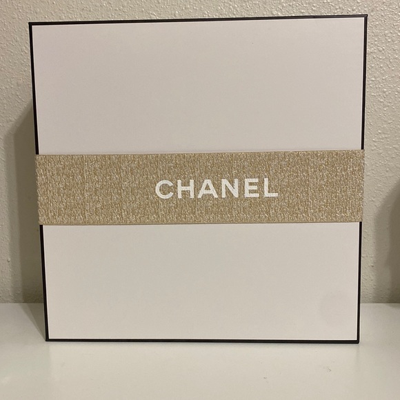 Chanel Gift Box Holiday 2023 see all photos - Picture 1 of 15